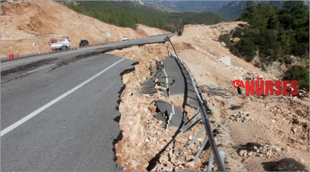 Yağış sonrası  yolda heyelan