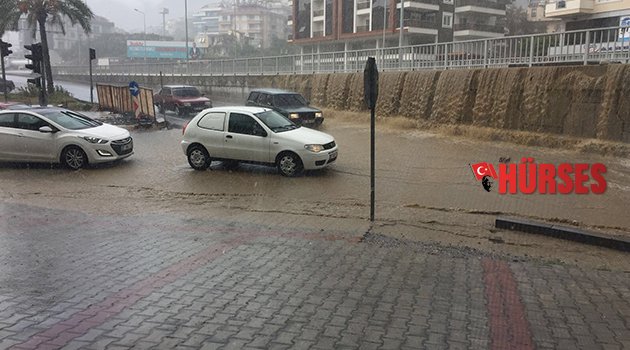 Yağmur şelale oldu, karayoluna aktı (Antalya hava durumu)