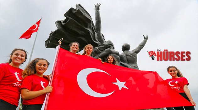 YAĞMURA RAĞMEN COŞKULU KUTLAMA
