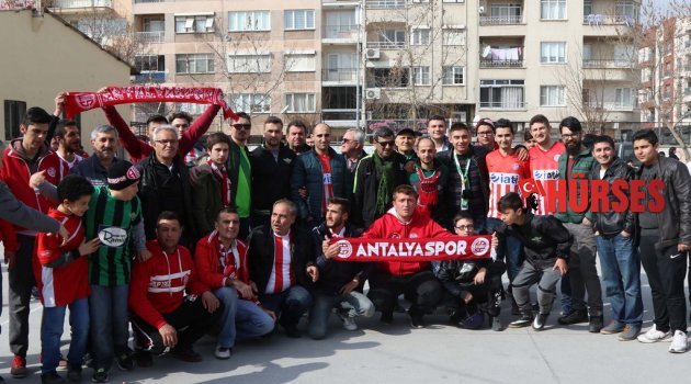 YAĞMURLA GELEN DOSTLUK SÜRÜYOR