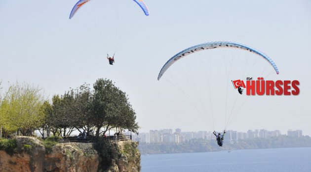 YAMAÇ PARAŞÜTÜYLE MUTLU OLDULAR