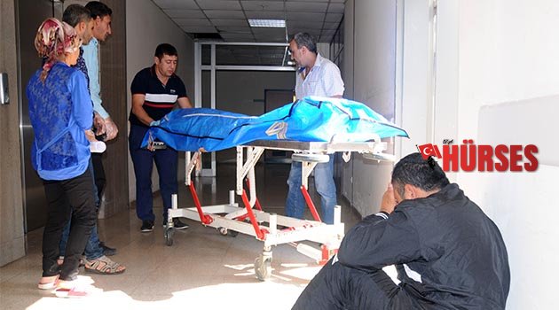 Yaşama tutunmak  için bidona sarılmışlar