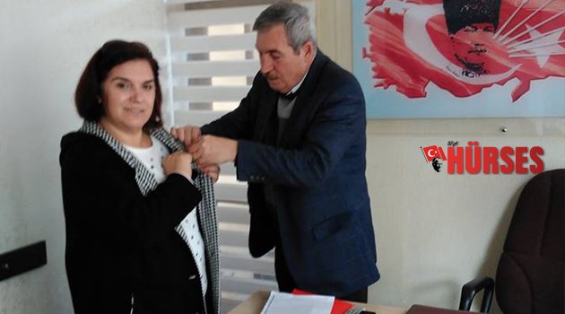 YENİ ÜYELERİN ROZETLERİNİ TAKTI