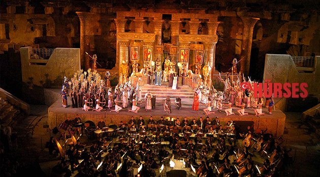 YILDIZLAR KONSERLERİ AYAKTA ALKIŞLANDI