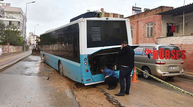 Yol çöktü araçlar mahsur kaldı