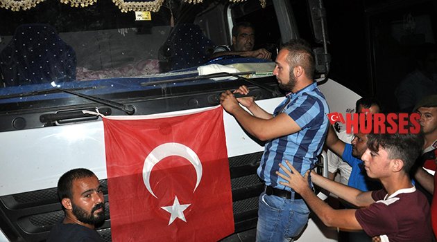 YOL KAPATIP OTOBÜSLERİN CAMLARINI KIRDILAR