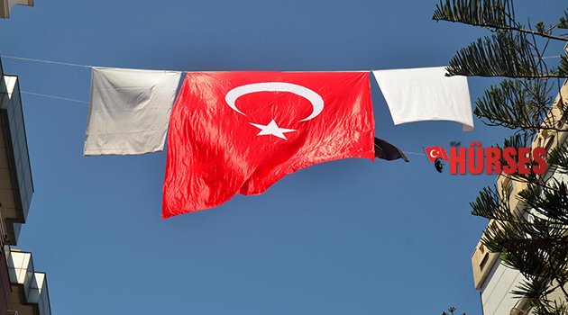 YÖRÜKLERDEN DEV TÜRK BAYRAĞI
