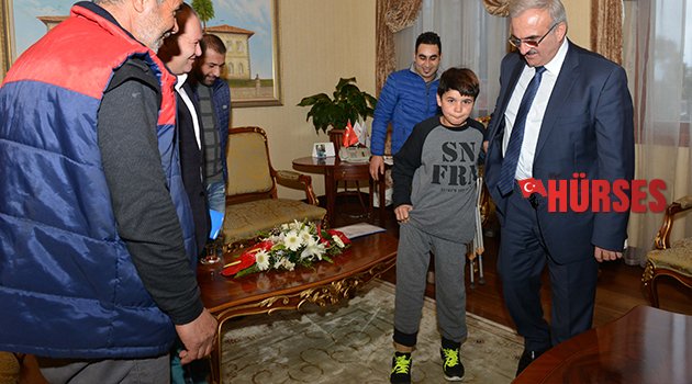 YÜRÜMENİN MUTLULUĞUNU VALİ AMCASIYLA PAYLAŞTI