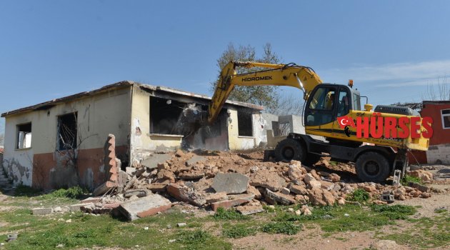 ZEYTİNKÖY'DE METRUK BİNALAR YIKILDI