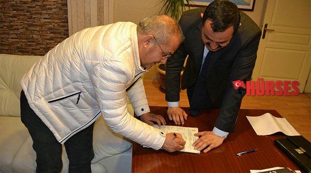 ZİYARETİNE GELENLERİ ÜYE YAPIYOR