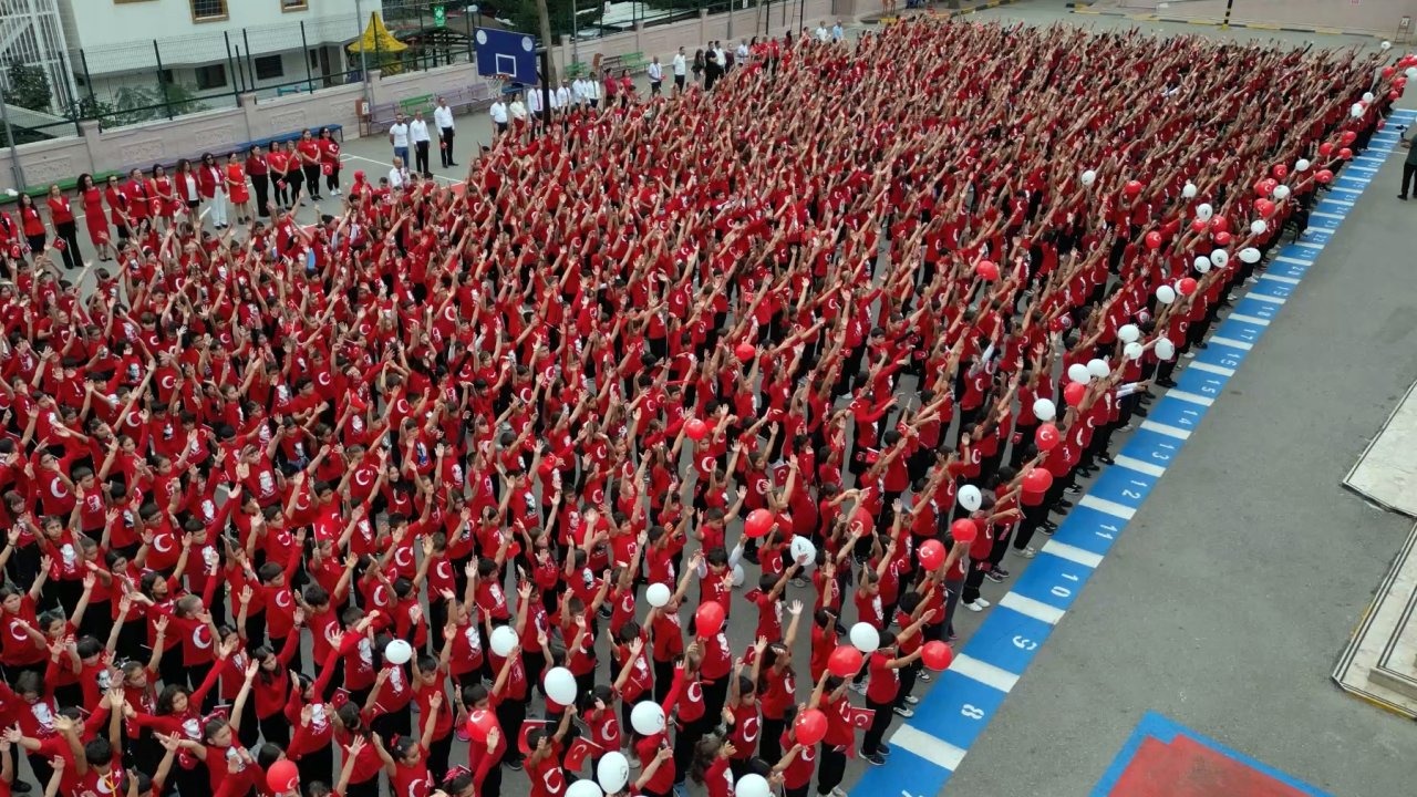1500 öğrenci, okul bahçesinde söyledikleri şarkılarla Cumhuriyet'i kutladı