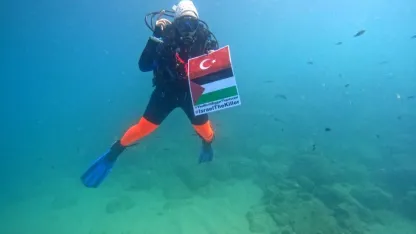 Su altında işaret diliyle Gazze eylemi