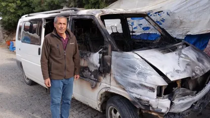 Maskeli şüpheli 4 aracı kundakladı, alevler eve sıçramadan söndürüldü