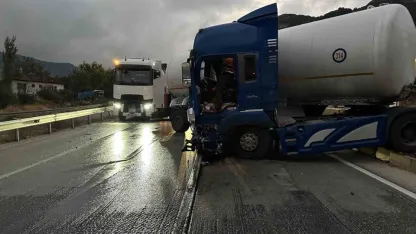 Burdur'da tırın makaslaması sonucu yol kapanma