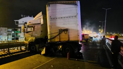 Otomobille çarpışan TIR sürücüsü yaralandı