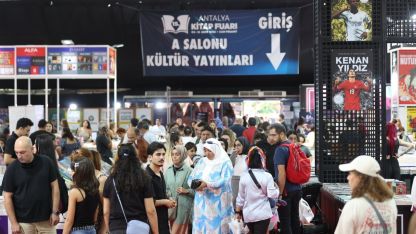 15. Antalya Kitap Fuarı'nda yazarlar okurlarıyla buluştu