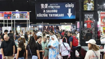 15. Antalya Kitap Fuarı'nda yazarlar okurlarıyla buluştu