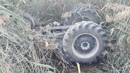 Traktör devrildi, sürücü öldü
