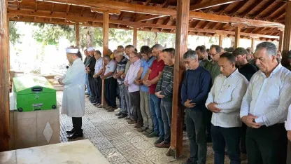 Mersin’deki işçi servisi kazasında hayatını kaybedenler toprağa verildi