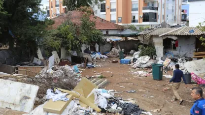 Kepez’de çöp ev operasyonu