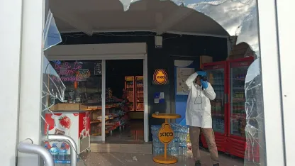 Camı kırıp girdiği markette yedi, içti ve gitti
