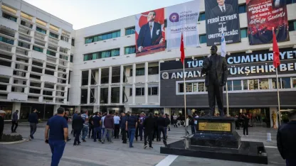 Hafriyatçılar, kesilen cezaları belediye önünde protesto etti