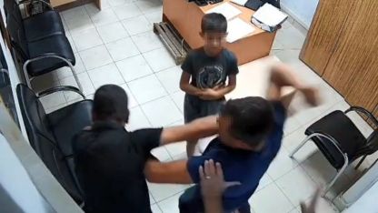 O anlar kamerada: Boşanma aşamasında kocaya, polis merkezinde kayınço dayağı