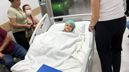 4 yaşındaki Mavi İmer'in parmağı, anaokulunun demir kapısına sıkışıp koptu