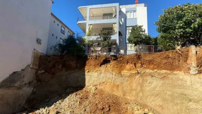Antalya’da kazı sırasında toprak kayması yaşanan alan görüntülendi