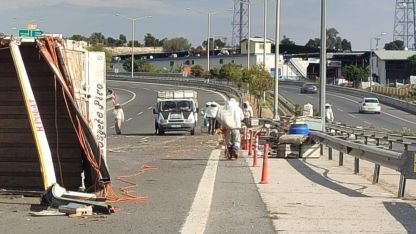 Otoyol çıkışında kamyon kaza yaptı, binlerce arı çevreye yayıldı: 3 yaralı