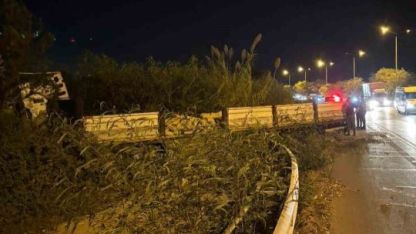 Çimento yüklü tır devrildi, şans eseri yaralanan olmadı
