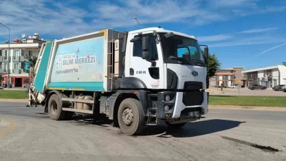 Yolun karşısına geçen yaya, çöp kamyonunu altında kaldı