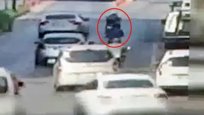 Otomobili üzerine sürdüğü motosikletlinin ölümüne neden olduğu anlar kamerada