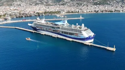 Lüks kruvaziyer bin 739 yolcu, 742 mürettebatıyla Alanya’ya demirledi
