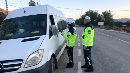 Eğirdir’de jandarma trafik uygulamasında 4 servis aracına ceza kesildi