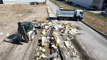 Akdeniz Belediyesi ekipleri aynı bölgede tonlarca çöp ve hurda topladı
