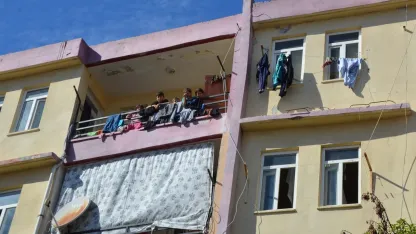 Binada yangın çıktı, mahsur kalan çocukları itfaiye kurtardı