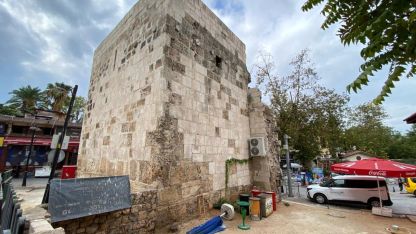 Tarihi burcun duvarı, klima takmak için delindi