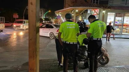 Antalya’da devrilen motosikletin sürücüsü ağır yaralandı: Kaza anı kamerada