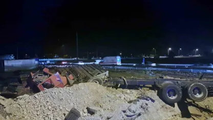 Nar yüklü TIR şarampole yuvarlandı