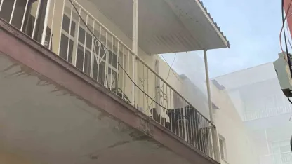 Antalya’da yangın çıkan evdeki muhabbet kuşunu itfaiye kurtardı