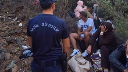Boncuklu koyunda 29’u çocuk 59 düzensiz göçmen ve 3 göçmen kaçakçısı yakalandı
