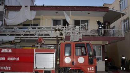 İtfaiye yangını söndürüp, evdeki kuşu kurtardı
