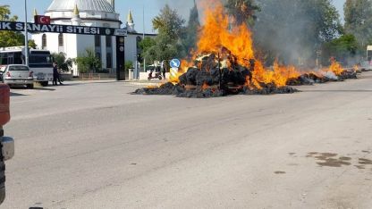 Elyaf yüklü traktör römorku yandı