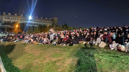 Yüzlerce Üniversite öğrencisi gece açık hava sinemasında buluştu