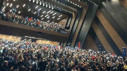 Anahtar Parti Genel Başkanı Ağıralioğlu, kürsüde konuşurken depreme yakalandı