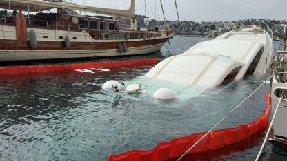 Bodrum’da iskeleye demirli lüks yat su alıp battı