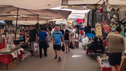 Pazarda turist yoğunluğu