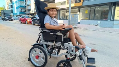 Muhabbet kuşunun peşinden 6'ncı kattan düşen Burak'a yardım eli uzatıldı