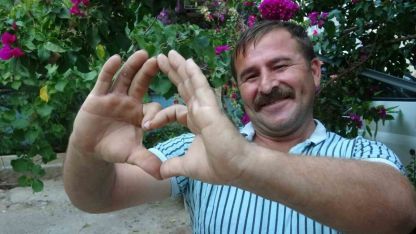 Uçağa valizleri yüklerken sempatik tavırlarıyla meşhur oldu